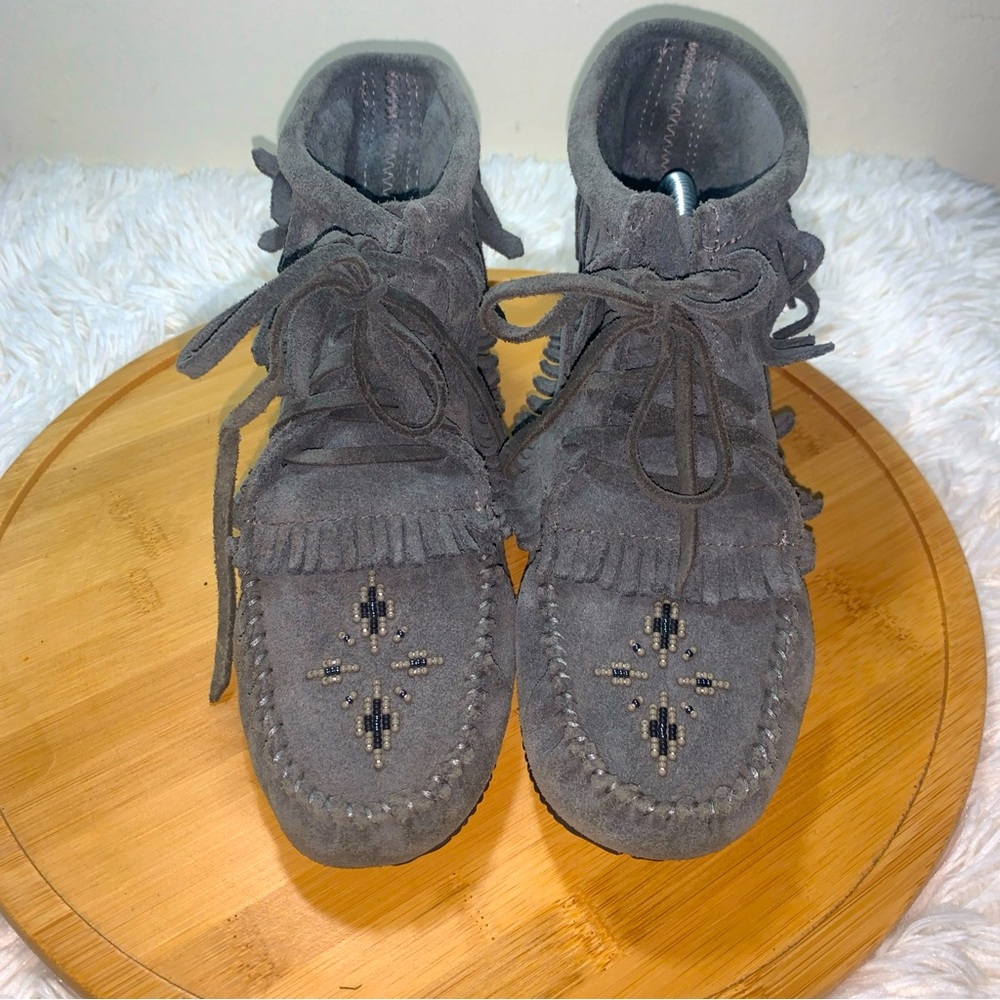 Manitobah Mukluks Harvester Women’s Size 5 Ankle Booties Grey Fringe Ties